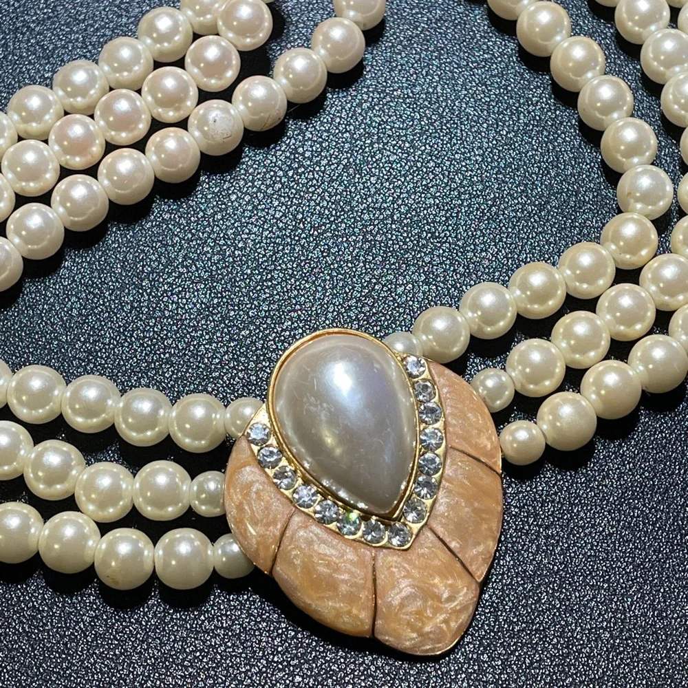 Vintage signed faux pearl 3 strand necklace, gold tone with enamel pendant - Picture 3 of 3